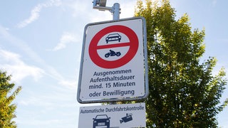 Hinweisschild zur automatischen Durchfahrtskontrolle in Birsfelden in der Schweiz