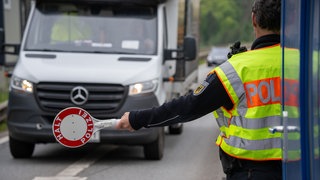 Bei der Durchsung eines Transporters fanden Beamten mehrere tausend Briefe. Sie wurden offenbar nicht zugestellt.