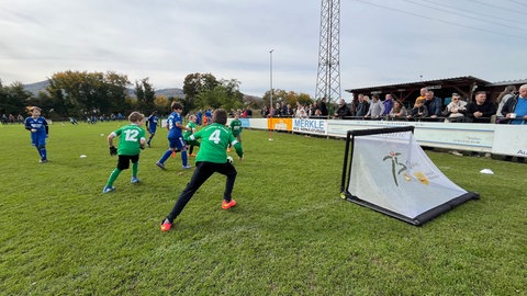 Kinder beim Fußballspiel auf kleine Tore, ähnlich wie beim Eishockey