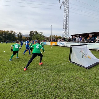 Kinder beim Fußballspiel auf kleine Tore, ähnlich wie beim Eishockey