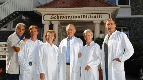 Die Schauspieler (v.l.) Christian Kohlund, Alexander Wussow, Gaby Dohm, Klausjürgen Wussow, Eva Habermann und Sascha Hehn stehen bei Dreharbeiten für die Jubiläumssendung der Fernsehserie "Die Schwarzwaldklinik" am Set.