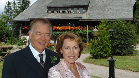 Die "Schwarzwaldklinik"-Schauspieler Klausjürgen Wussow und Gaby Dohm posieren 2004 vor dem Heimatmuseum Hüsli in Grafenhausen-Rothaus für die Fotografen.