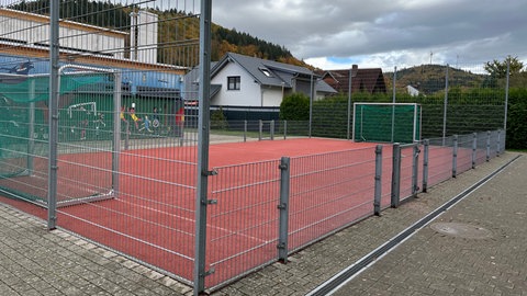 Der Stein des Anstoßes: ein Bolzplatz mitten in Lahr-Sulz auf dem Gelände einer Grundschule.