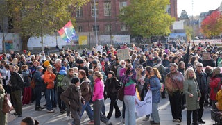Impressionen von der Demo gegen Stadtbild-Aussage in Freiburg