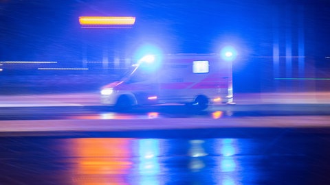 Ein Krankenwagen fährt über eine Straße.