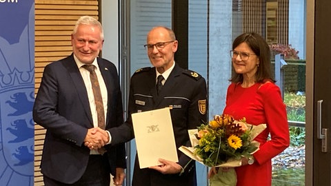 Franz Semling wird als Präsident des Polizeipräsidiums Freiburg von Staatssekretär Thomas Blenke vom Innenministerium Baden-Württemberg in den Ruhestand verabschiedet