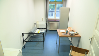 Kleines Zimmer in einer Freiburger Notunterkunft für Menschen ohne Wohnung
