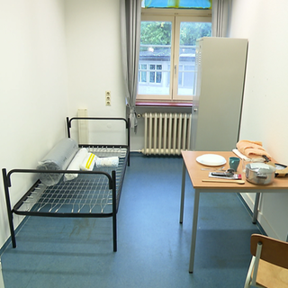 Kleines Zimmer in einer Freiburger Notunterkunft für Menschen ohne Wohnung