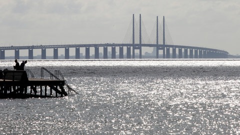 Die Öresundbrücke zwischen Kopenhagen und Malmö ragt über dem Meer auf.