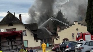 Bei einem Brand in Schopfheim wird ein Wohngebäude vollständig zerstört.