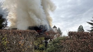 Bei einem Brand in Schopfheim wird ein Wohngebäude vollständig zerstört.