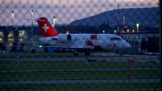 Ein Flugzeug mit Schweiz-Flagge landet auf dem Zürcher Flughafen.