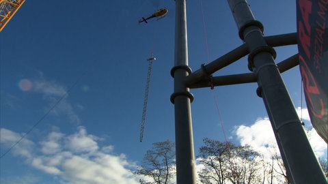 Helikopter transportiert Metallstütze für Hängebrücke Neckarline