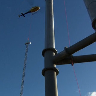 Helikopter transportiert Metallstütze für Hängebrücke Neckarline
