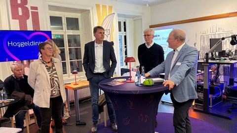 Erste Gesprächsrunde beim Eröffnungsabend des PopUp Studios in Lörrach zum Thema Wärmewende 