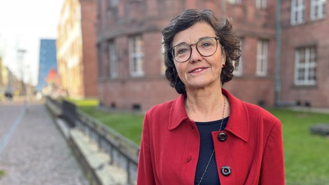Prof. Sieglinde Lemke steht vor einem Universitätsgebäude in Freiburg