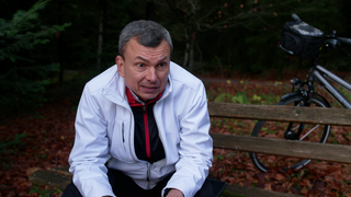Kirill sitzt auf einer Bank bei Furtwangen im Schwarzwald