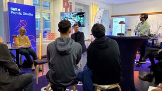 SWR Fernsehmoderator Georg Bruder erklärt den Besuchern des PopUp Studios in Lörrach, wie die Nachrichten ins Fernsehen kommen. 