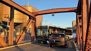 Bei einem Busunfall in Weil am Rhein ist eine Frau getötet worden.