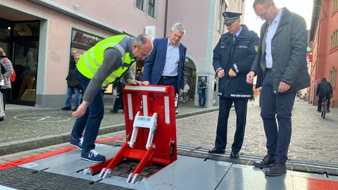 Die mobilen Zugangssperren "Armis One" werden von Thomas Barth von der FWTM, dem Freiburger Ordnungsbürgermeister Stefan Breiter, Freiburgs Polizeivizepräsident Uwe Oldenburg und dem FWTM-Geschäftsführer in Augenschein genommen. 