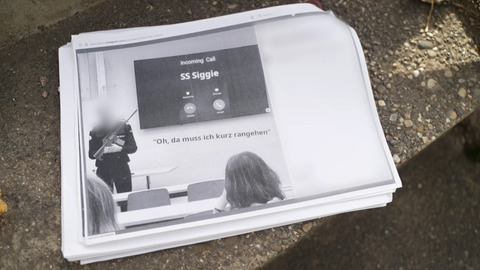 Auf einem der Memes ist der Jugendoffizier mit einer Maschinenpistole in der Hand zu sehen. In den Hintergrund wurde ein Anruf von "SS-Siggi" montiert. 
