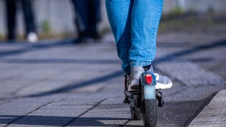 In Wutöschingen ist ein 13-Jähriger mit seinem E-Scooter tödlich verunglückt (Symbolbild).