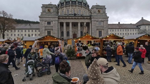 Holzhütten und Handwerkskunst vor dem prächtigen Dom in St. Blasien. Der Weihnachtsmarkt bietet einen historische Kulisse. Und auch im Dom sind Konzerte geplant.