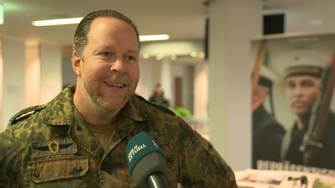 Stefan ist Karrierberater und möchte junge Menschen über die Ausbildungsmöglichkeiten bei der Bundeswehr informieren.
