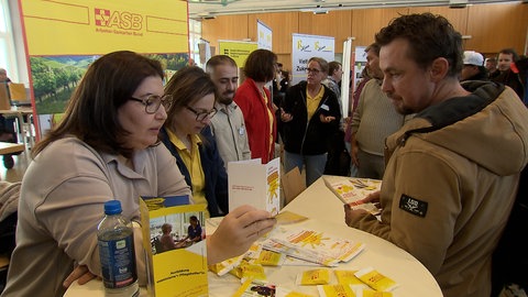 Es ist die zweite inklusive Jobmesse in Freiburg: 22 Unternehmen und Bildungsträger nutzen die Messe, um mit potenziellen Bewerberinen und Bewerbern ins Gespräch zu kommen.