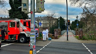 Polizei und Rettungskräfte am Fundort einer Leiche an der Dreisam in Freiburg