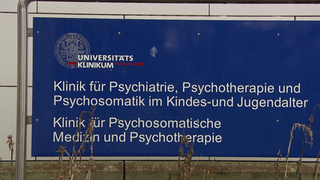 Das Schild der Kinder- und Jugendpsychiatrie des Uniklinikums Freiburg. 