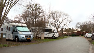 Mehrere Campingmobile stehen auf einem Campingplatz in Straßburg. 