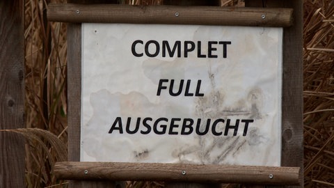 "Complett", "Full", "Ausgebucht" steht auf einem Schild an einem Campingplatz im elsässischen Straßburg. 