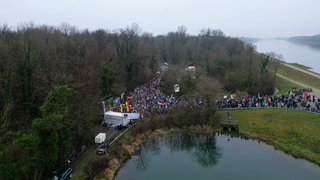 Am Rhein bei Wyhl demonstrieren etwa 2.000 Menschen gegen die Zerstörung des Rheinwaldes.