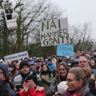 Etwa 2000 Menschen demonstrieren gegen geplanten Polder bei Whyl und Weisweil