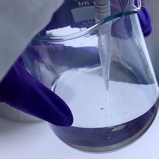 Das Wasser rund um den EuroAirport im Dreiländereck ist wieder für alle trinkbar. Mehrere Gemeinden waren von überhöhten Werten der Ewigkeits-Chemikalie PFAS in ihrem Leitungswasser betroffen.