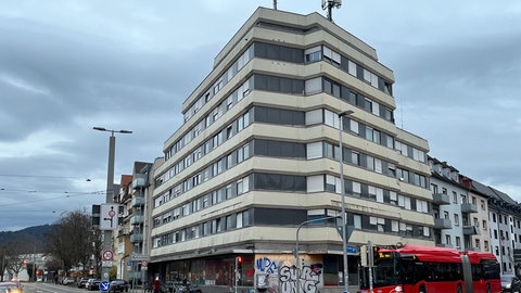 Ein Mietshaus in der Breisacher Straße 38 in Freiburg. Das Haus ist in einem maroden Zustand.