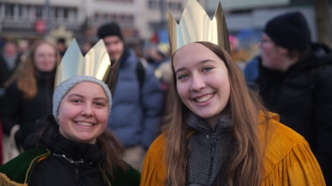 Matthea Müller (links) und Lea Ziegler (rechts) kommen aus Osterburken im Neckar-Odenwald-Kreis und sind seit acht Jahren Sternsingerinnen.