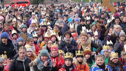 Etwa 1.000 Sternsingerinnen und Sternsinger sowie 200 Begleiter haben in Freiburg die bundesweite Eröffnung der 68. Aktion Dreikönigssingen gefeiert.