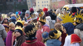 Mehr als 1.000 Sternsingerinnen und Sternsinger kamen für die bundesweite Aktion des Dreikönigssingens nach Freiburg.