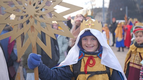 Christian (10) ist dieses Jahr zum ersten Mal Sternsinger und nimmt an der bundesweiten Sammelaktion gegen Kinderarbeit teil. 