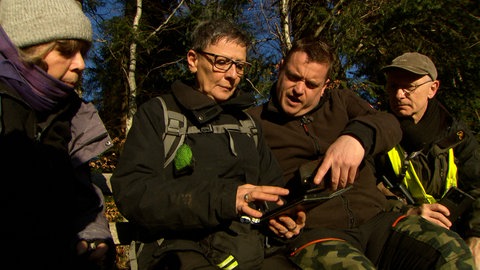 Patricia Lindinger (zweite von li.) und Andi Asal (zweiter von re.) suchen mit anderen Freiwilligen nach Scarlett.