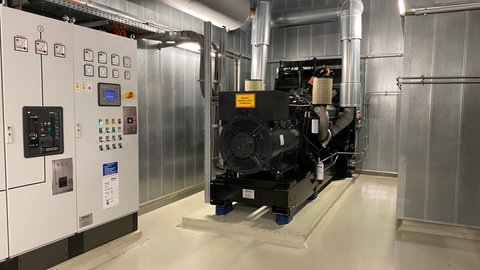 Ein Notstromaggregator steht im Keller des St. Josefskrankenhauses in Freiburg. Bei Stromausfall springt er automatisch an.