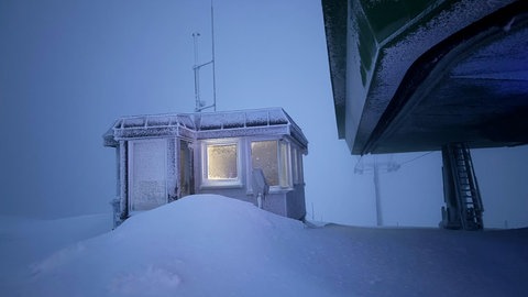 Verschneites Lifthaus auf dem Feldberg.