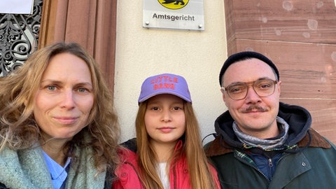 Mutter Desiree, Tochter Noomi und Vater Julian wünschen sich mehr Sicherheit im Liftbetrieb, damit sich ein solcher Unfall nicht wiederholt.