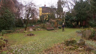 Ein Mann auf einem Gartengrundstück.