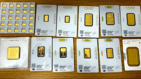 Mehrere verpackte Goldbarren 