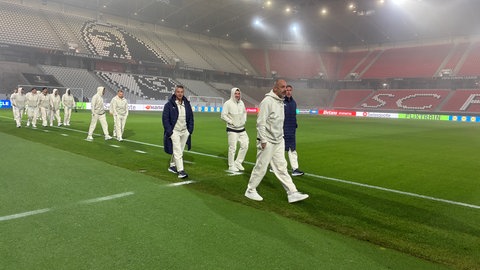 Spieler und Trainer von Maccabi Tel Aviv besichtigen das Europa-Park-Stadion 