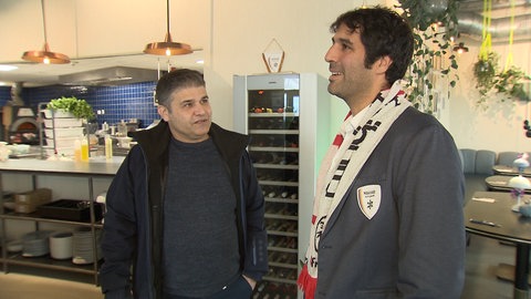 Gastwirt Bilal Aloge und Jonathan Ben-Shlomo, Vizepräsident von Makkabi Deutschland und passionierter SC-Freiburg-Fan