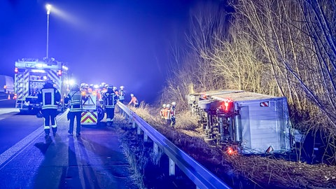 Ein Lastwagen ist auf der A5 von der Fahrbahn abgekommen und in einen Graben gekippt. Der Lkw war mit Obst und Gemüse beladen.